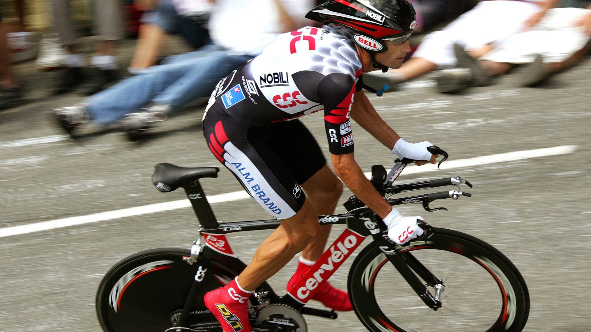 拉文关键节点连续得分，篮网压哨击败活塞